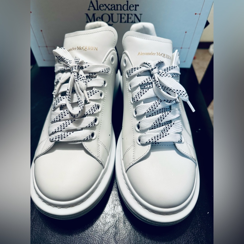 ❤️👟 🔥Alexander McQueen🔥Black and White Leather Sneakers $600 Size: EU 42